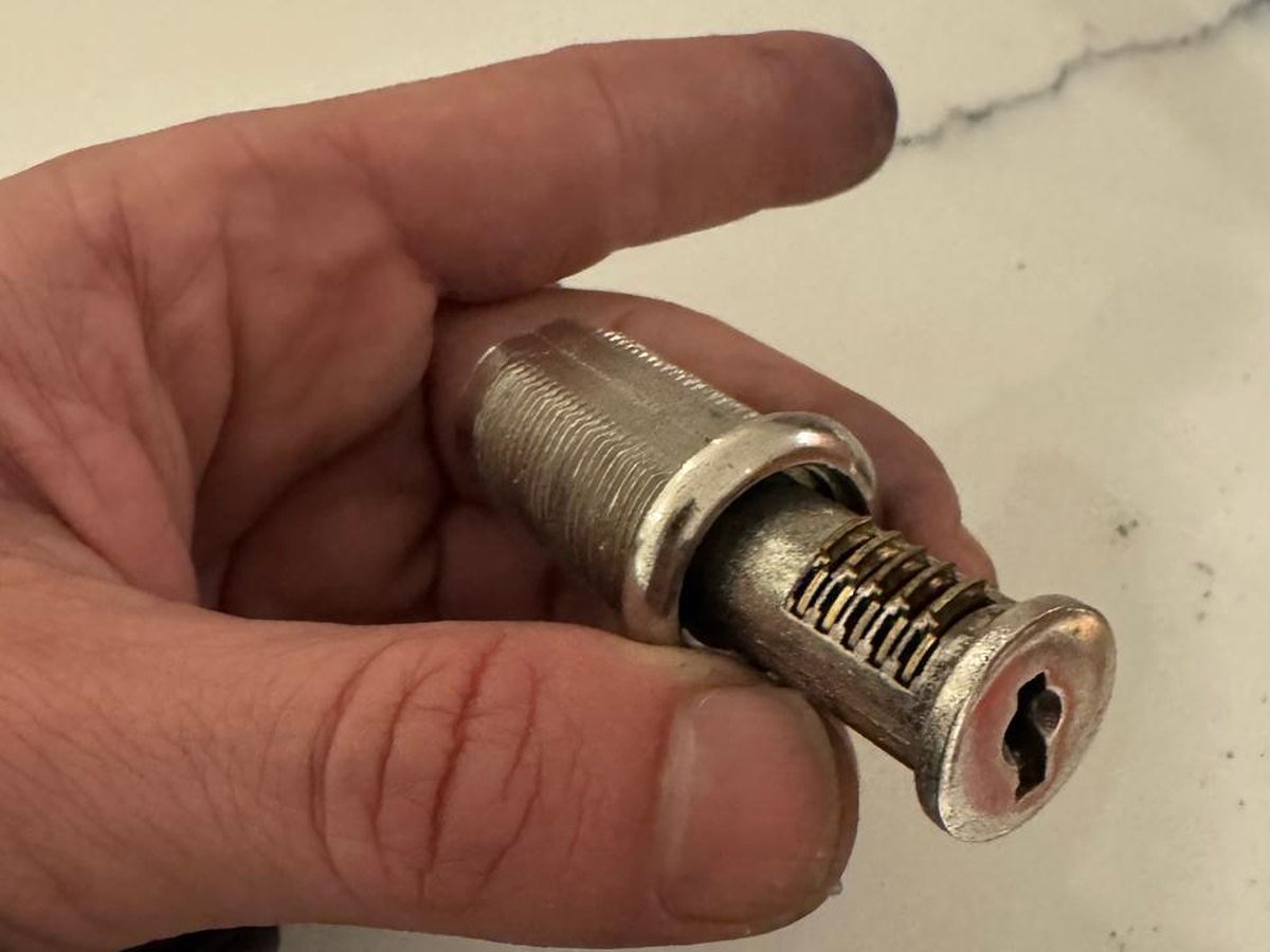 Broken key being extracted from a door cylinder in Vista